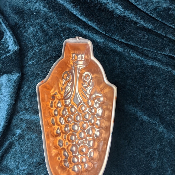 Vintage 4 cup grape shaped copper color metal jello mold wall hanging - Picture 3 of 6